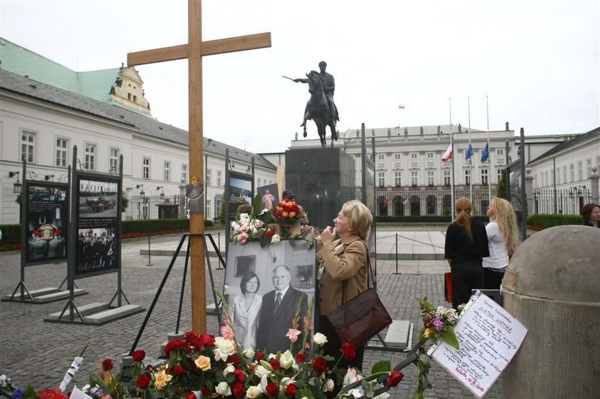 Komorowski: Krzyż spod Pałacu będzie przeniesiony