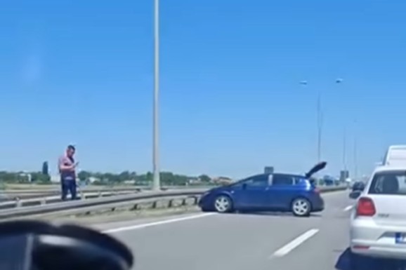 (VIDEO) Udes na Batajničkoj petlji, auto POPREČEN POSRED TRAKE, stvaraju se gužve