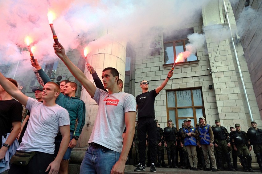 Aktivisti desničarske stranke Nacionalni korpus protestvovali su 9. jula ispred zgrade kanala 112 tražeći zatvaranje ove i drugih proruskih televizija