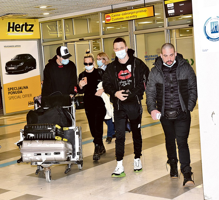 Nikolija, Relja, Vesna na aerodromu