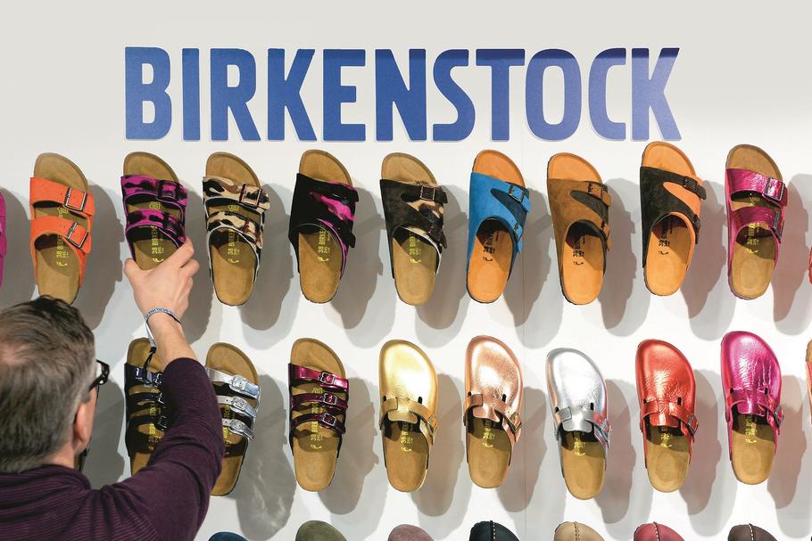 4 mld euro - na tyle rynek wyceniał firmę Birkenstocków w 2021 r., kiedy wycofała się z niej rodzina założycieli.