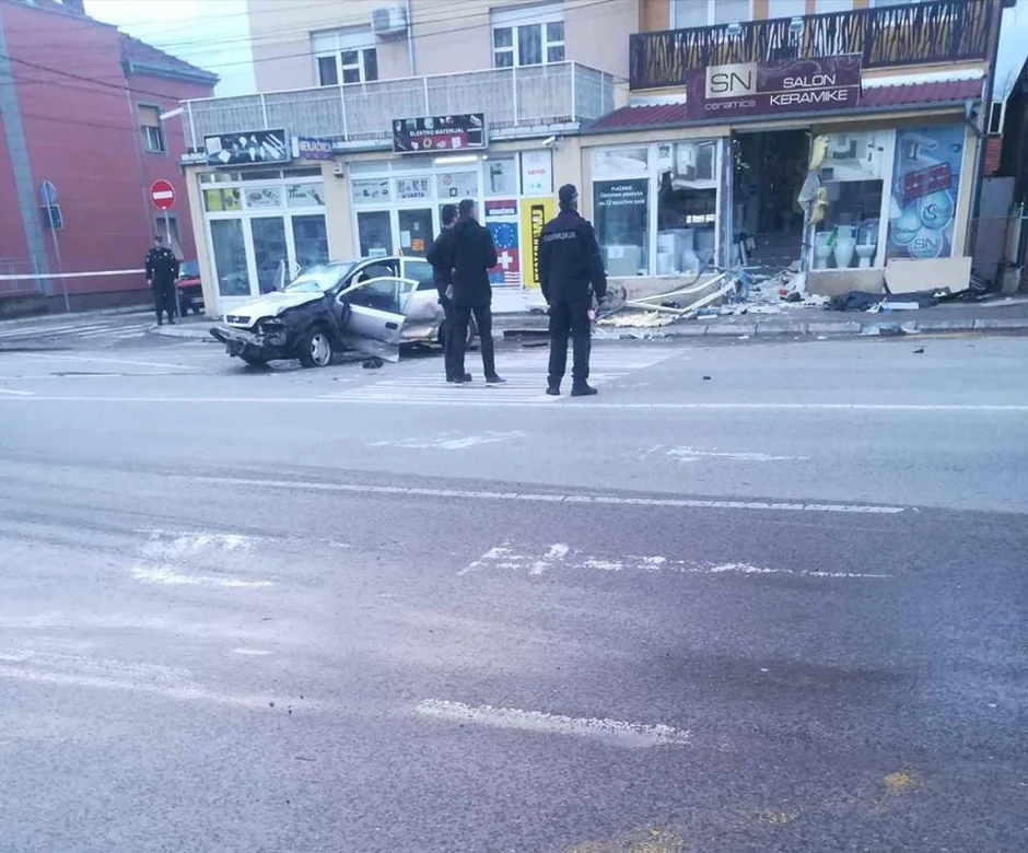 Salon keramike u Knjaževačkoj ulici u koji je udario automobil