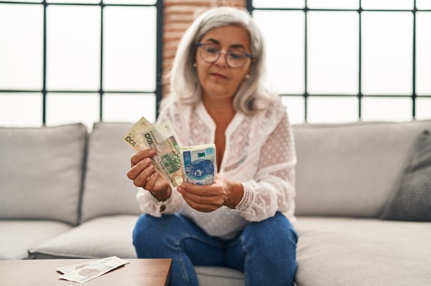 Nawet 1700 złotych dla każdego Polaka, bez względu na dochody. Kiedy ruszy zapowiadany program pilotażowy? Kogo obejmie?