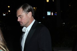 Leonardo Dikaprio došao na Kanski festival u IZANĐALOJ MAJICI ZA SPAVANJE: Pored njega njegova devojka (26) izgledala kao da je sišla s BEČKOG DVORA