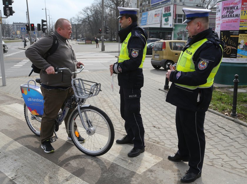 Policjanci kontrolują rowerzystów