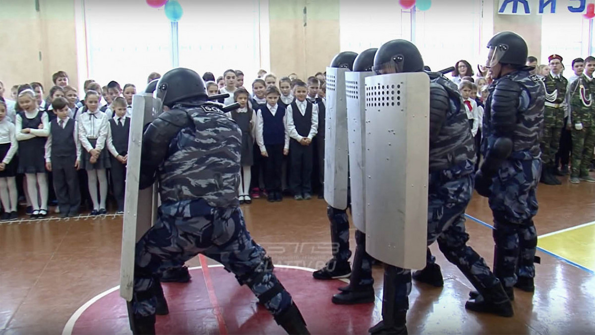 Pokaz urządzony w szkole podstawowej pod Czelabińskim wzbudza olbrzymie kontrowersje w Rosji.
