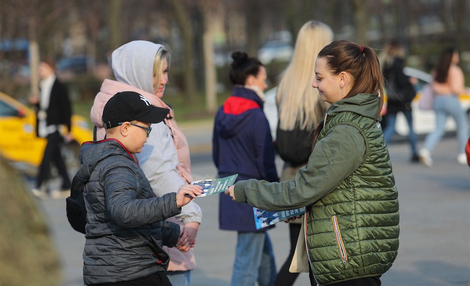 Moskwa. Rozdawanie ulotek zachęcających do wstąpienia do wojska. Kwiecień 2023 r.