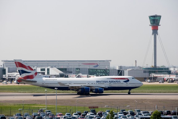 EKSTREMNE VRUĆINE, PA NAGLA PROMENA! Nevreme izazvalo haos na londonskim aerodromima: Letovi kasne i do ŠEST SATI