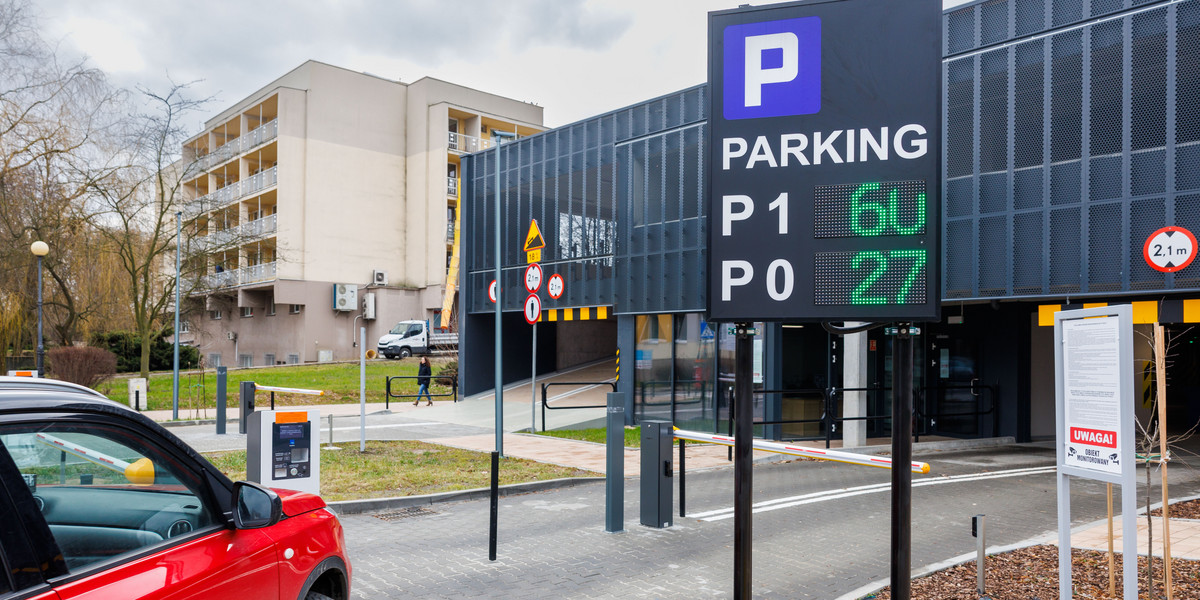Jak wyjaśnia UOKiK, APCOA Parking Polska ograniczała klientom sposoby składania reklamacji i groziła im kosztami związanymi z windykacją należności.