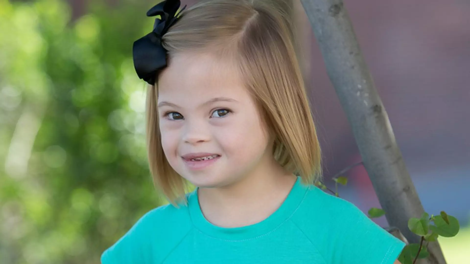 Urocza dziewczynka z Zespołem Downa przekonuje świat, że jej choroba "nie jest straszna" (wideo)