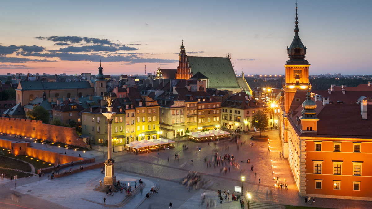 W lipcu 2013 r. dwukrotnie więcej turystów niż przed rokiem skorzystało z usług biur Warszawskiej Informacji Turystycznej - informuje ratusz. Według prezydent Hanny Gronkiewicz-Waltz wzrost liczby turystów odwiedzających stolicę to m.in. efekt bardzo dobrej organizacji Euro 2012.