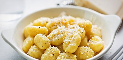 Serowe gnocchi ze świeżo zmielonym czarnym pieprzem