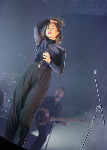 Jessie Ware podczas koncertu na Placu Defilad