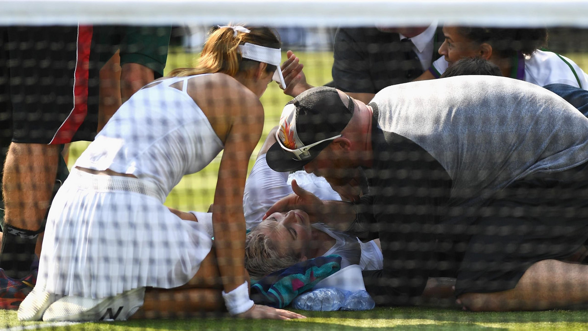 Tak poważnej kontuzji podczas tak dużego turnieju dawno nie było. Obrazki z czwartkowego meczu drugiej rundy Wimbledonu wyglądały tragicznie. Pięciokrotna mistrzyni wielkoszlemowa Bethanie  Mattek-Sands w trzecim secie spotkania z Rumunką Soraną Cirsteą doznała poważnego urazu kolana. 32-latka ma zerwane przednie więzadło krzyżowe.