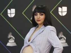 Najgorsza ciążowa stylizacja wszech czasów? Modowa potworność chilijskiej piosenkarki na czerwonym dywanie. FOTO