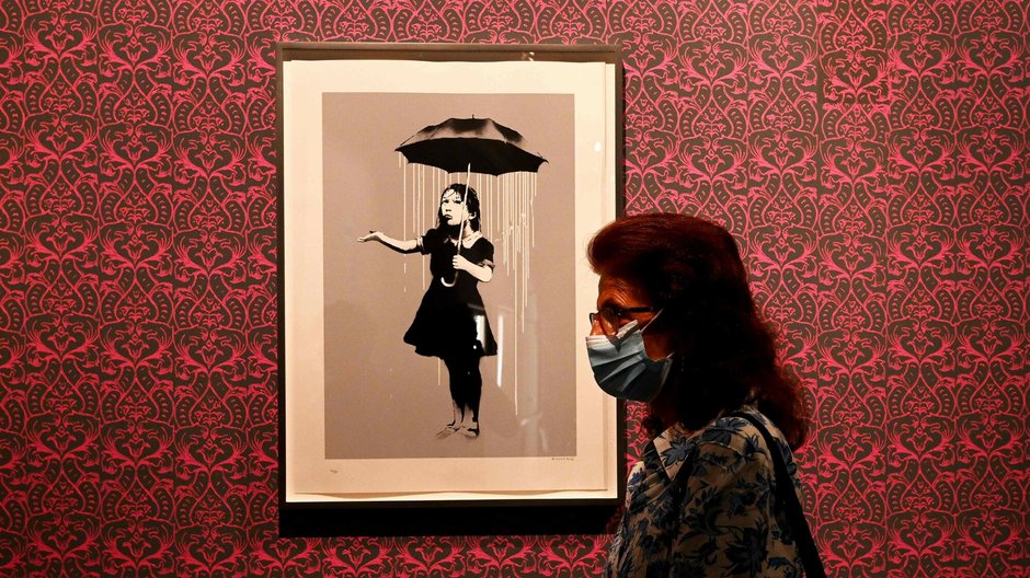 "Girl with Umbrella" Banksy'ego na wystawie "A Visual Protest"