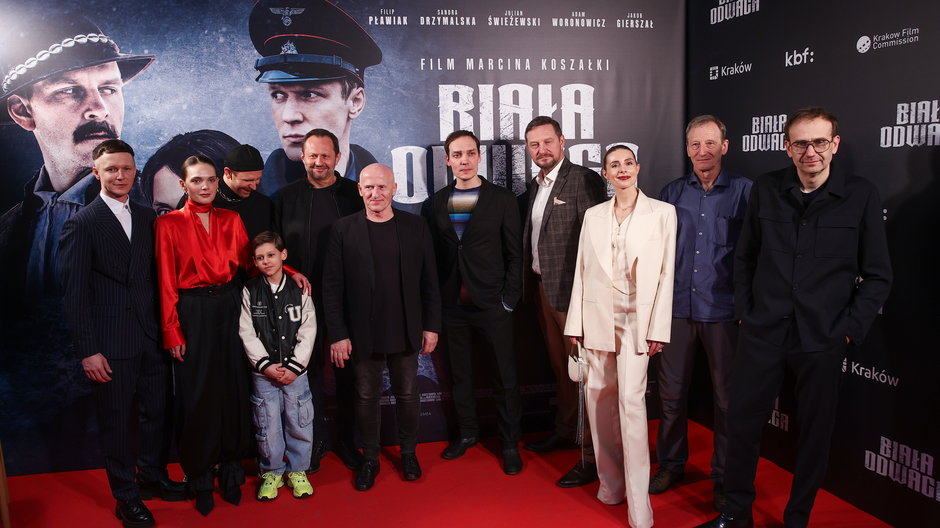 Aktorzy oraz członkowie ekipy filmowej podczas premiery filmu "Biała odwaga", 26 lutego w kinie Kijów w Krakowie