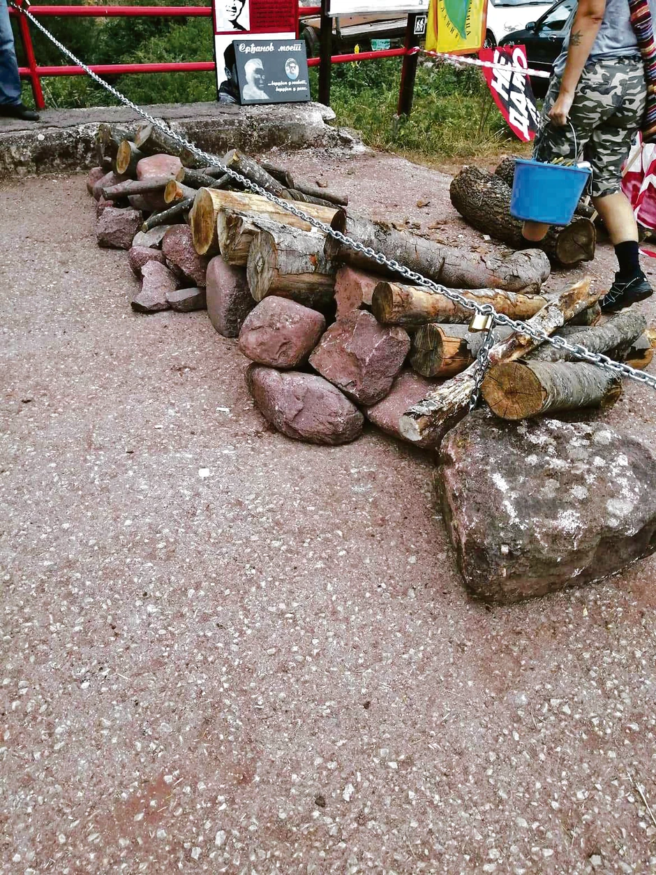 Podrška stiže iz različitih gradova Srbije preko aktivista Fejsbuk grupe "Odbranimo reke Stare planine", pa su se među njima zatekli i bajkeri