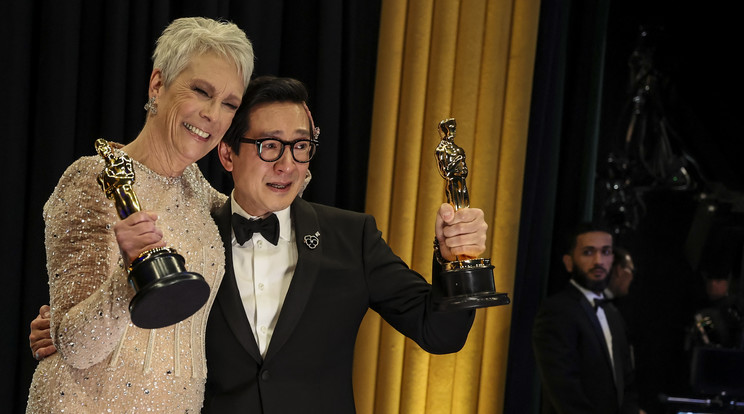 A Minden, mindenhol, mindenkor két színésze, Jamie Lee Curtis és Ke Huy Quan kapta a legjobb női, illetve legjobb férfi mellékszereplőnek járó szobrot / Fotó: Getty Images