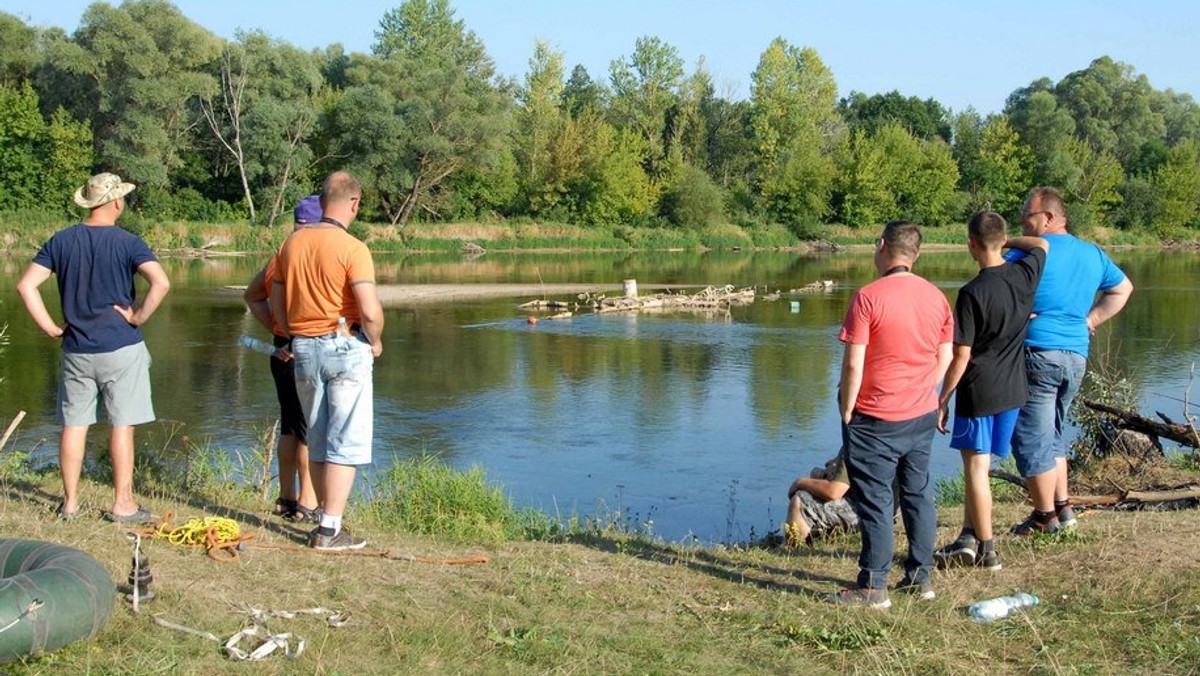 Wody Bugu odsłoniły wrak