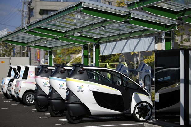 Toyota i-Road. Kompaktowy trójkołowy pojazd elektryczny