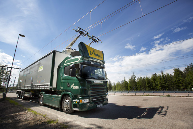 Jest to istotny krok ku zrównoważonemu transportowi. Cały projekt miał poparcie szwedzkiego rządu, który założył że do 2030 roku uniezależni kraj od ropy naftowej. Współpraca sektora publicznego i prywatnego pokazuje, że skandynawski kraj jest w światowej czołówce pod względem ekologii. Fot. Scania.com