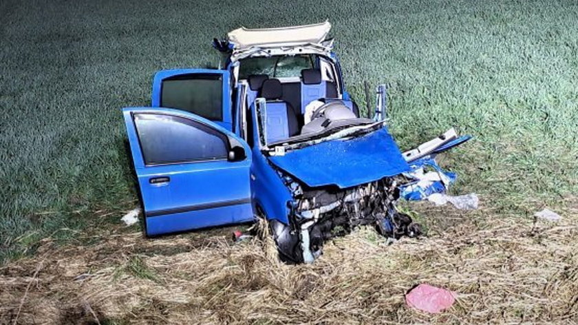 Makabryczny wypadek. Auto rozpadło się na części.