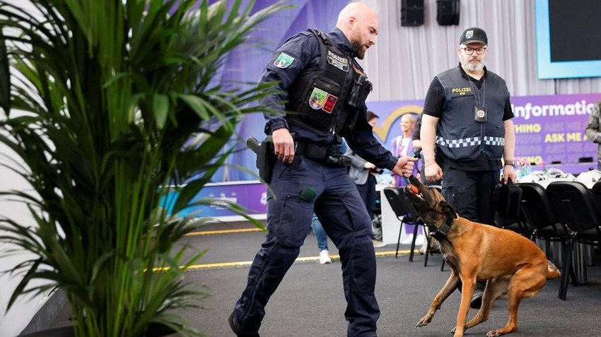 Austrijski policajci danima motre na sva mesta gde se održava ovogodišnja Pesma Evrovizije, pa i u sali za novinare | Foto: REUTERS/Lisa Leutner