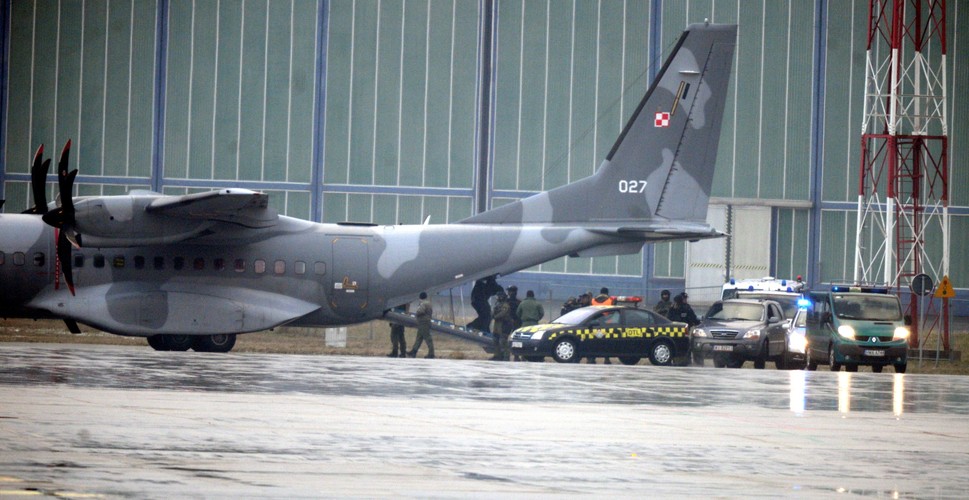 Podejrzany o zabójstwo kobiety Kajetan P. wyprowadzany z samolotu specjalnego CASA,