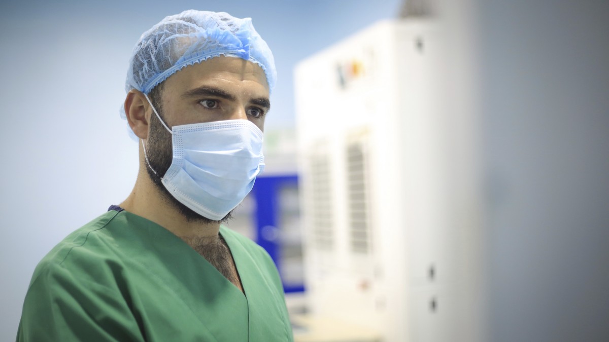 Hirurg tokom operacije - ilustracije