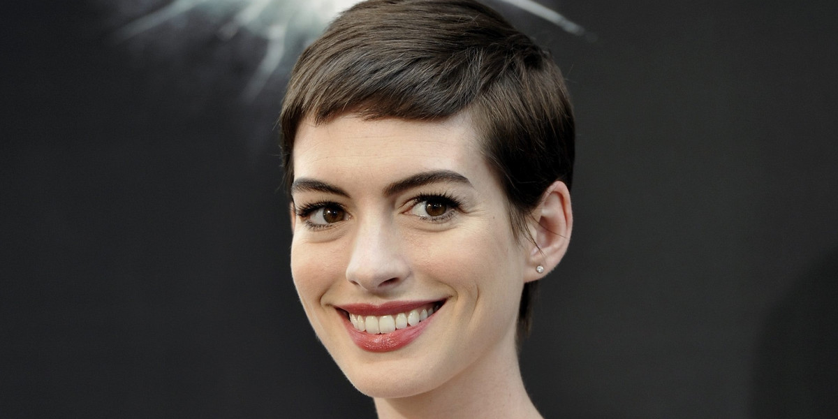 Anne Hathaway fryzura