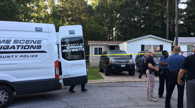 Helyszínelnek a családi háznál, ahol kiirtották az ott élő család majdnem összes tagját /Fotó: Gwinnett Police Twitter oldala