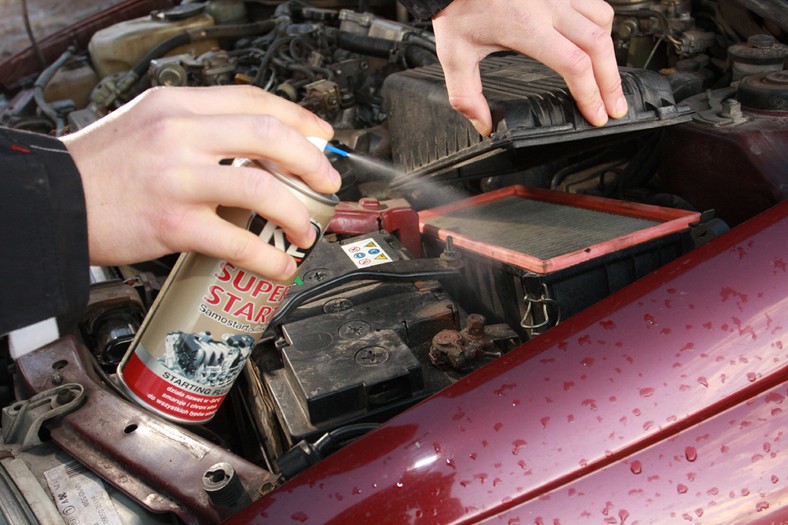 Auto musi mieć odpowiednie do pory roku materiały eksploatacyjne (płyn do szyb, płyn w chłodnicy)