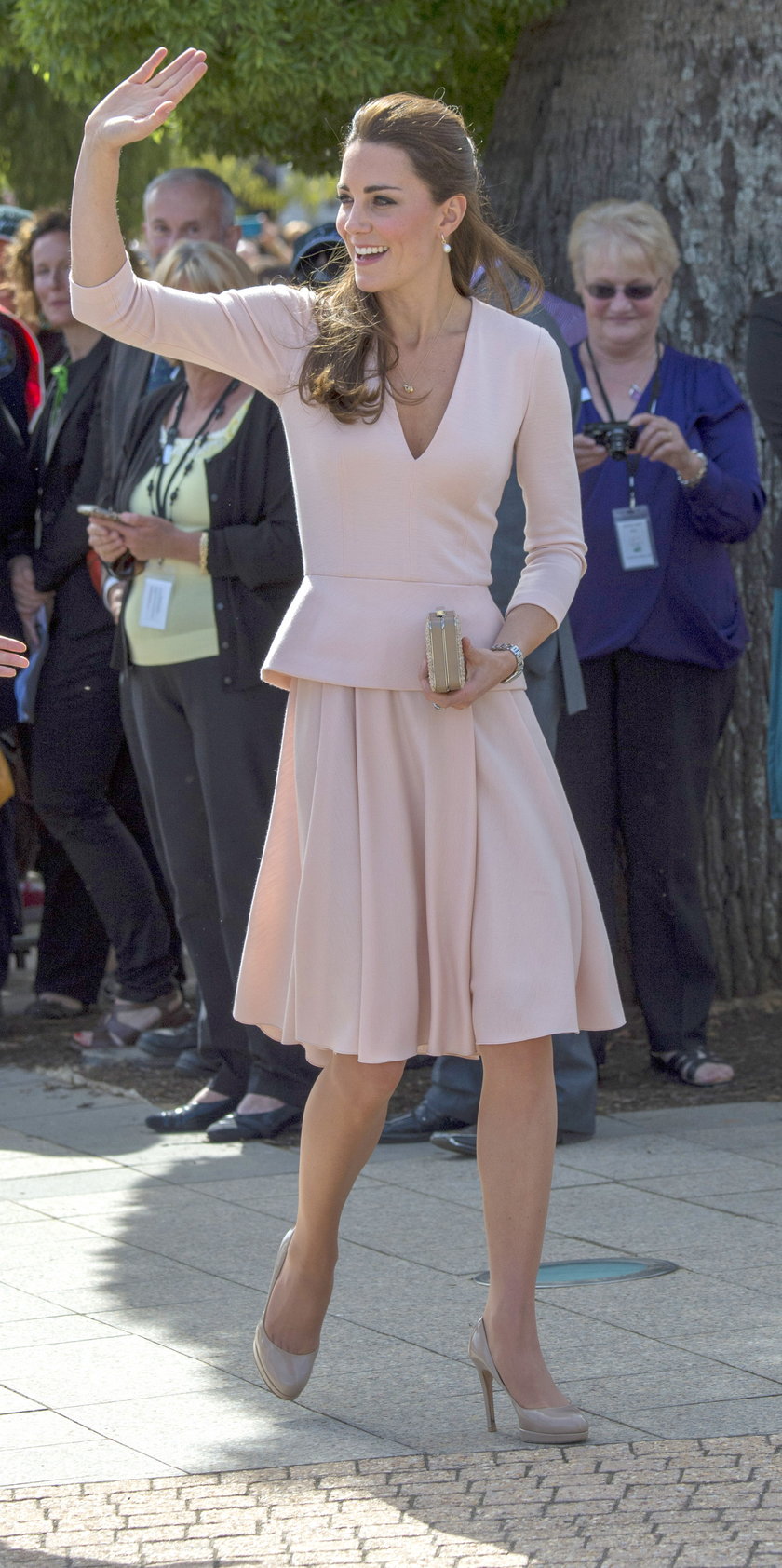 Księżna Kate w sukience w kolorze pudrowego różu