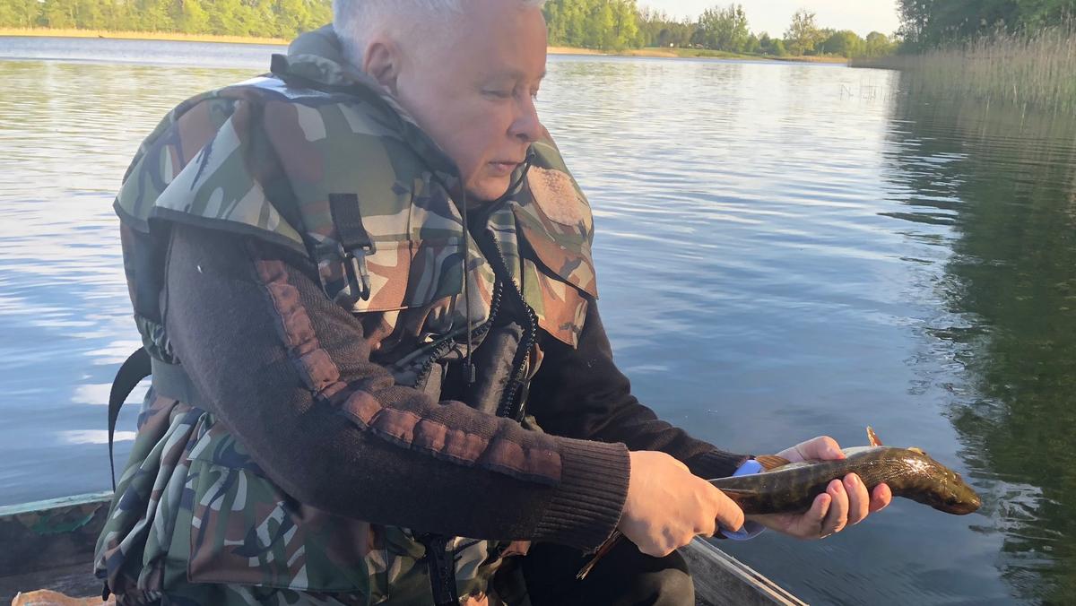 Jarosław Kaczyński na rybach w towarzystwie Joachima Brudzińskiego, który zdjęcia zamieścił na Twitterze.