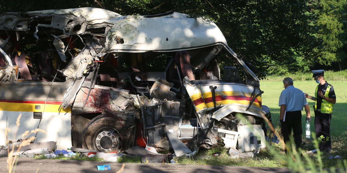 Pracowniczy autobus roztrzaskał się na drzewie. Zginęły 3 osoby,  4 zostały ranne