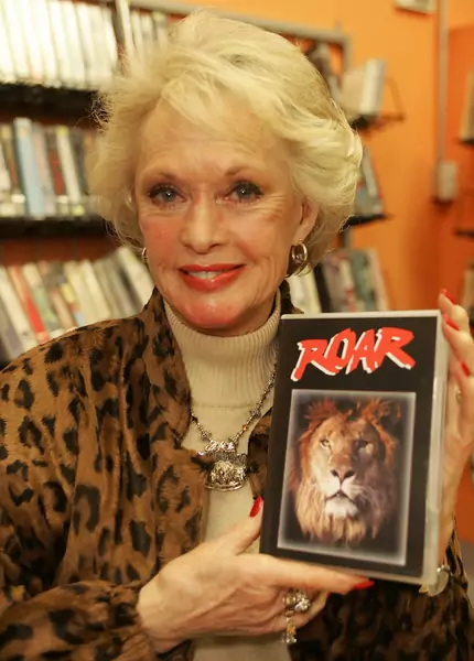 Tippi z kopią &quot;Roar&quot; na kasecie video, 2004 r. / Getty Images