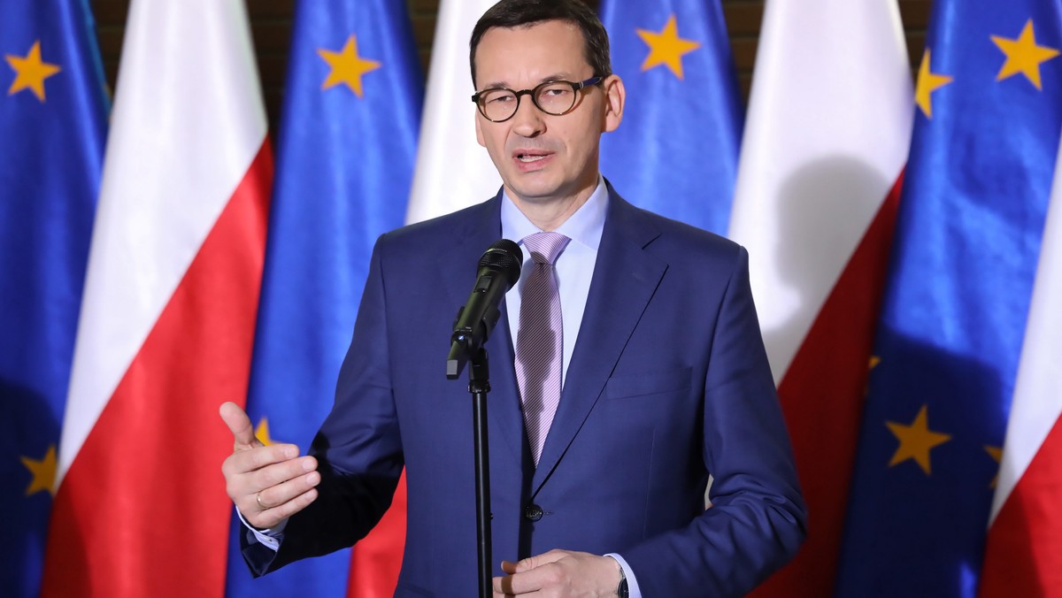 „Mateusz Morawiecki nie otrzymał odprawy po odejściu ze stanowiska Prezesa Banku Zachodniego WBK” - podało Centrum Informacyjne Rządu. Jest to reakcja na opublikowanie przez Onet fragmentów książki "Delfin. Mateusz Morawiecki" autorstwa Piotra Gajdzińskiego. Tyle, że Gajdziński nie napisał, że Morawiecki otrzymał pieniądze, tylko że odprawa została zdeponowana na koncie i czeka na odpowiedni dla wypłaty moment. Do tej kwestii CIR się nie odniosło