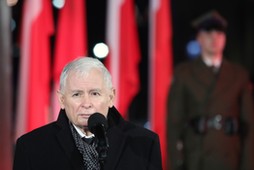 Warszawa, 10.11.2021. Prezes Prawa i Sprawiedliwości, wicepremier Jarosław Kaczyński przemawia pod pomnikiem Józefa Piłsudskiego na pl. Piłsudskiego w Warszawie, 10 bm. Trwają społeczne obchody w przededniu Narodowego Święta Niepodległości, w 103. rocznicę przyjazdu Marszałka Piłsudskiego do Warszawy. (aldg) PAP/Wojciech Olkuśnik