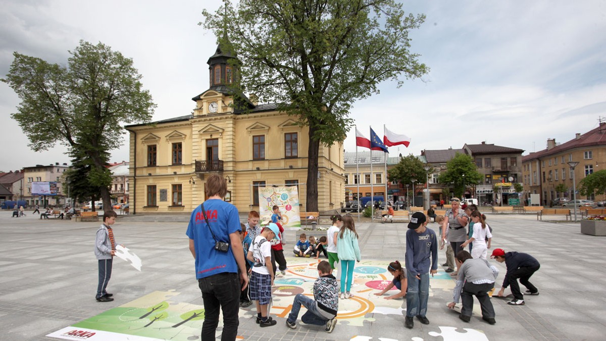 Puzzle 5x5 metrów ułożyły przed ratuszem miejskim dzieci ze Szkoły Podstawowej nr 5. W ramach akcji Fundacji Ekologicznej "Arka" - "Puzzle z klimatem" dzieci nie tylko bawiły się w układanie klocków składających się w matę o tematyce ekologicznej, ale też rozmawiały z prowadzącą happening Alicją Fober na temat klimatu, efektu cieplarnianego i emisji dwutlenku węgla.