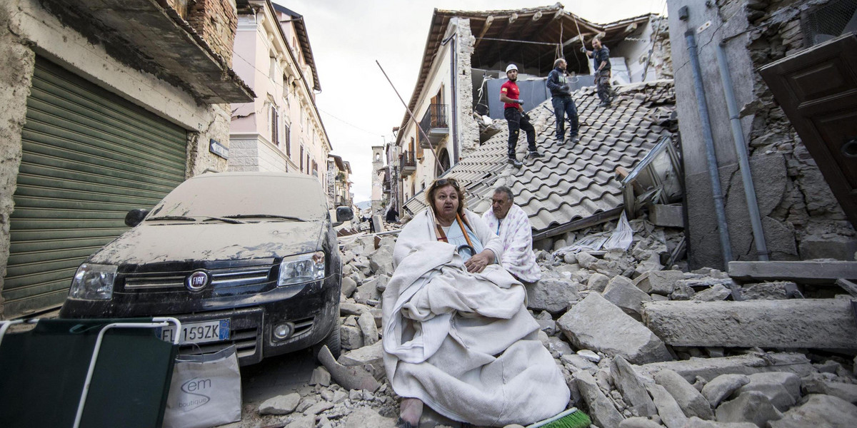 Trzęsienie ziemi we Włoszech. Rodzice z dziećmi szukali schronienia na dachach samochodów