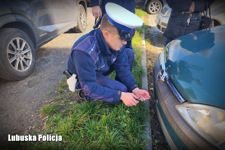 Jechała samochodem bez tablic. Nie potrafiła ich zamontować. Pomogli dopiero policjanci