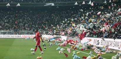 Zdumiewające sceny na stadionie. Kibice przerwali spotkanie. Piłkarze nie potrafili powstrzymać łez [ZDJĘCIA]