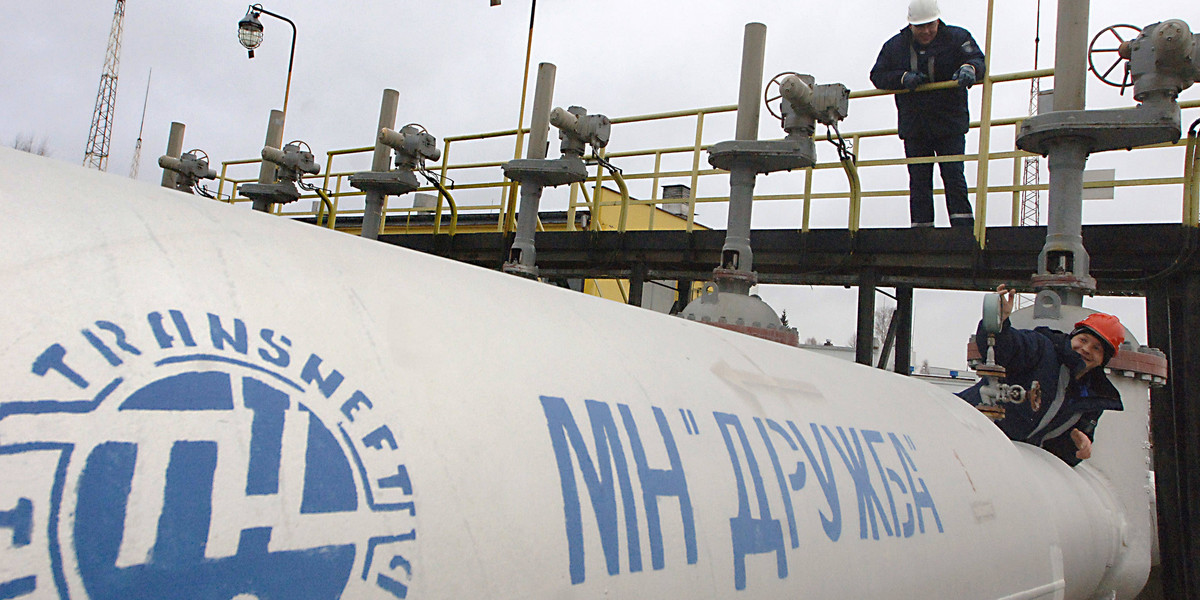 Agencja Tass poinformowała o ograniczeniu dostaw ropy z Białorusi przez awarię ropociągu.