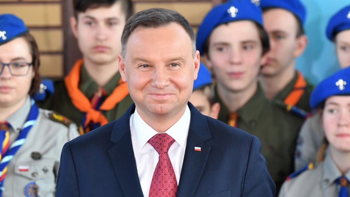 Prezydent Andrzej Duda w trakcie spotkania z mieszkańcami Choszczna (Zachodniopomorskie) powiedział, że jest dumny, iż uczestniczy we wdrażaniu programów prorodzinnych. - Chciałbym, żeby do programu Rodzina 500 plus dołączył dobrze przygotowany program Mieszkanie plus - mówił.