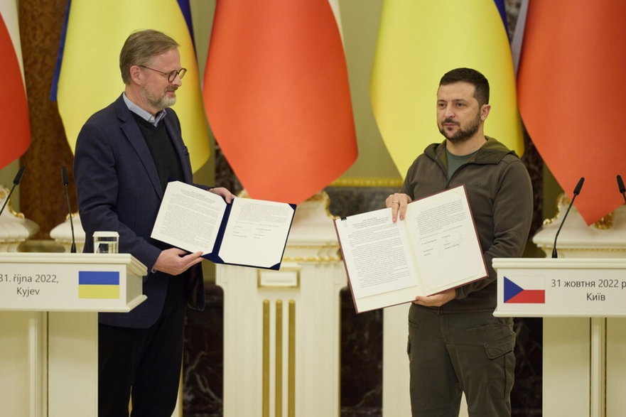Premier Czech Petr Fiala i prezydent Ukrainy Wołodymyr Zełenski po podpisaniu wspólnej deklaracji o perspektywie członkostwa Ukrainy w NATO, Kijów, 31 października 2022 r. 