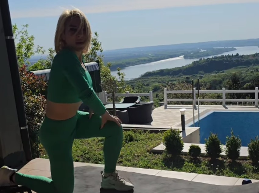 Jovana Jeremić u vili