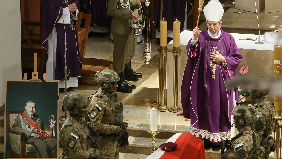 Wszystko, co żyje, zmierza w stronę śmierci. Są jednak ludzie, których szlachetne czyny nie pozwalają odejść w zapomnienie. Należy do nich śp. gen. Brochwicz-Lewiński, który żyje w Bogu i nadal będzie żył w sercach Polaków, wszak jego serce przez 96 lat biło miłością do Polski -mówił biskup polowy WP Józef Guzdek podczas uroczystości pogrzebowych gen. Brochwicz-Lewińskiego.