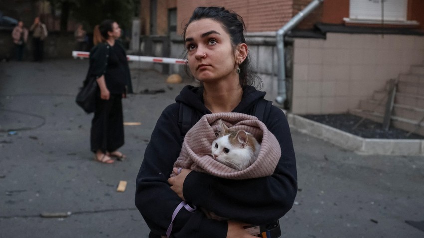 Kijevljanka drži mačku u naručju tokom vazdušne opasnosti | Foto: Reuters
