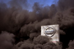 Nissan zapowiada duże zwolnienia i zamyka fabryki. Pracownicy protestują